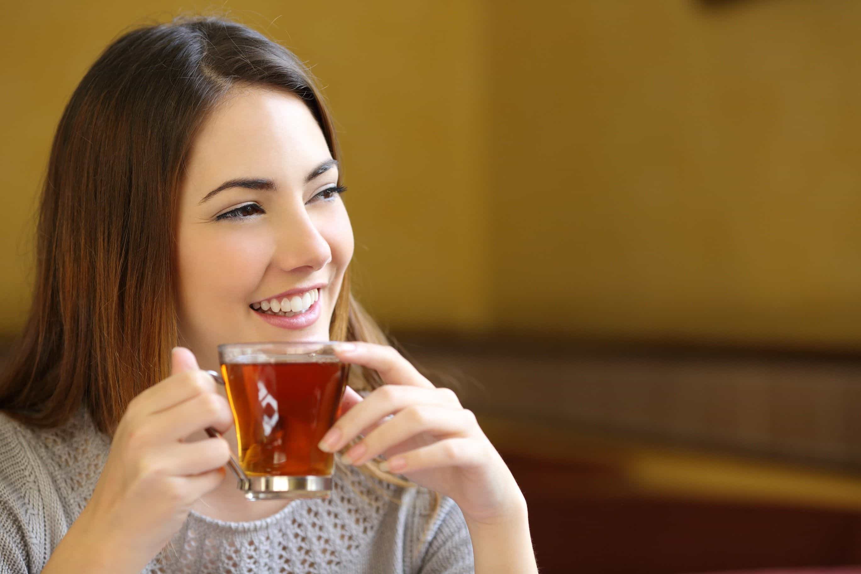 Taking tea. Девушка пьет черный чай. Девушка с черным чаем. Девушка с турецким чаем. Пить черный чай в кафе.